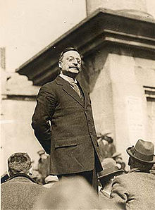 Arthur_Griffith_standing